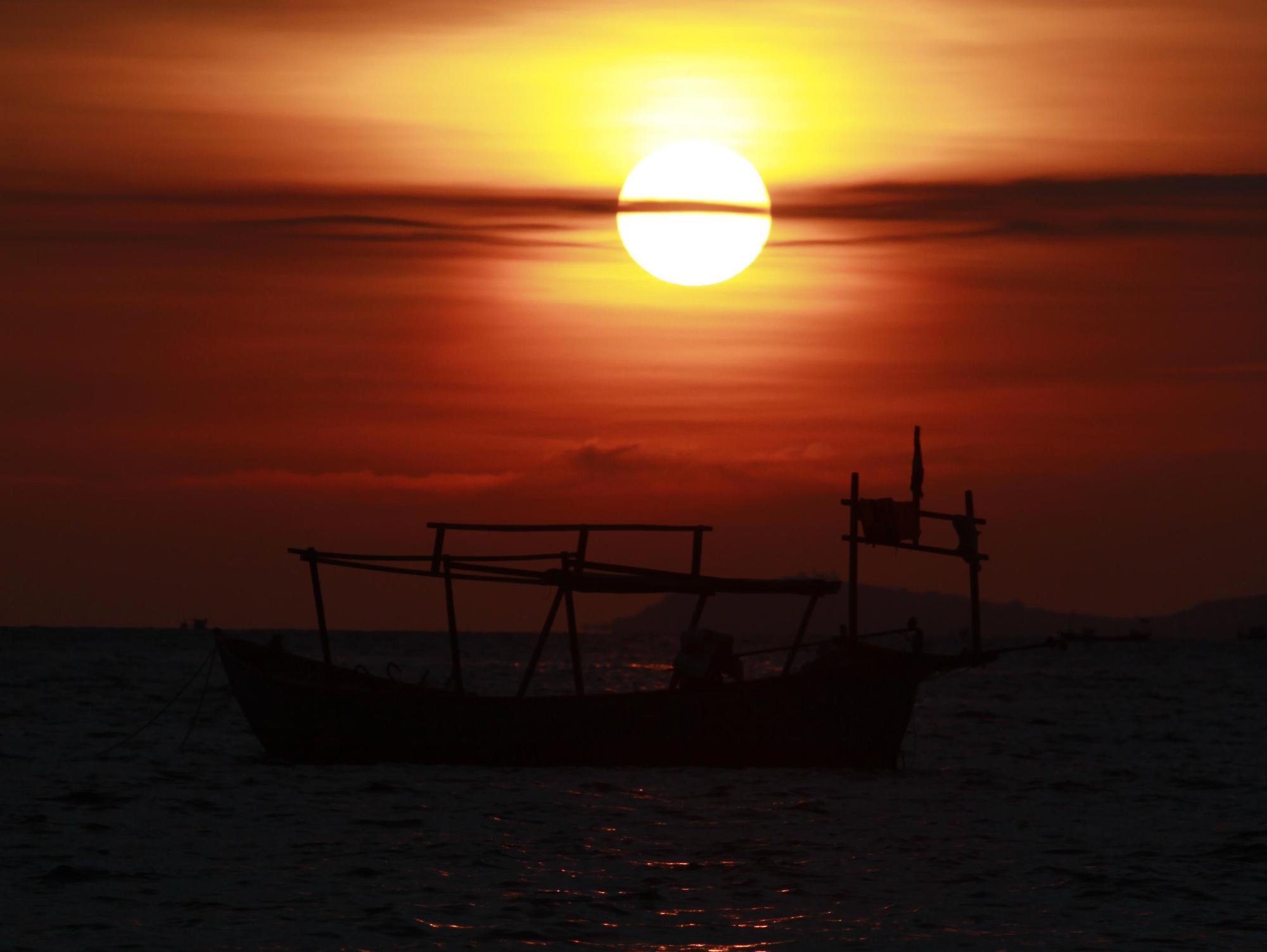 White Beach Hotel สีหนุวิลล์ ภายนอก รูปภาพ